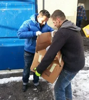Sascha (re.) und Trödelprofi Mauro Corradino räumen auf.