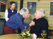 MDR Fernsehen IN ALLER FREUNDSCHAFT FOLGE 176, "Im Zweifel  für den Angeklagten". Charlotte (Ursula Karusseit) und Friedrich (Fred Delmare) fühlt sich vom Patienten und Weinhändler Daniel Esser (Dieter Thomas Heck) betrogen: Der teure Wein entspricht nicht der versprochenen Qualität!