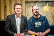 Hanno Settele mit Gerald Buttinger, dem Protagonisten aus der Dok1 „Endstation Verschwörung“.