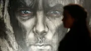 Johanne Vik (Melinda Kinnaman) betrachtet ein Graffiti von der jungen Fanny. Hat das Straßenmädchen ein riesiges Phantombild des Serienkillers angefertigt?
