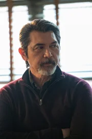 Gil Arroyo (Lou Diamond Phillips)