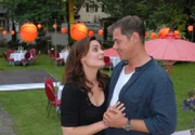Susanne (Elisabeth Lanz, l.) und Christoph (Sven Martinek) auf ihrem Polterabend.