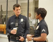John Nolan (Nathan Fillion) und Talia Bishop (Afton Williamson) besprechen den letzten Einsatz.