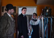 Die Regisseurin Rosa Koller (Bibiana Beglau, r.) zeigt im kleinen Vorführraum des Theaters Oskar Rheinhardt (Juergen Maurer, l.) und Max Liebermann (Matthew Beard, M.) einen Filmausschnitt.