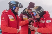 Der Ski-Zirkus – Im Sturm. Die Schweizer Skirennfahrerin Delia Durrer (r.) prüft die Wetterbedingungen.