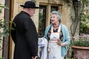 Father Brown (Mark Williams) und Mrs McCarthy (Sorcha Cusack) ermitteln im Fall eines Mordes.