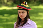 Im Auftrag der Schule muss sich Rory (Alexis Bledel) einer Sportart widmen. Als sie das Thema beim Freitagsdinner anspricht, sorgt das jedoch für Streitereien ...