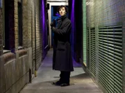 In den Gassen Londons forscht Sherlock Holmes (Benedict Cumberbatch) nach Hinweisen, die ihn auf die Spur des Killers führen.