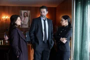 Johanne Vik (Melinda Kinnaman, l.) versucht, in einem Gespräch mit dem Ehemann der US-Präsidenin, Dale Tyler (Billy Campbell), mehr über ein mögliches Motiv für eine Entführung herauszufinden. Auch US-Botschafterin Raja Cooper (Sasha Behar) tappt im Dunkeln.