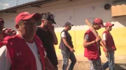 In Palmasola gibt es keine Wachen. Daher patrouillieren die Disciplinas, 250 Insassen in roten und blauen Westen, Tag und Nacht und sorgen für Ordnung.