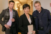 Der Fall nimmt eine Wendung, als Hansen (Igor Jeftić, l.) und Mohr (Max Müller, r.) herausfinden, dass Hoteldirektorin Katharina Haberl (Katharina Stemberger, M.) Geld abgezweigt hat.