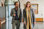 ARD DIE HEILAND - WIR SIND ANWALT, II. Staffel (6 neue Folgen), Folge 11 "Die Witwe und das Bild". Staatsanwalt Rudi Illic (Aleksandar Jovanovic, r.) erweist sich in diesem Fall als harter Gegner, privat wird er Romy (Christina Athenstädt, l.) immer sympathischer.
