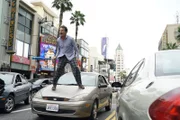 Unicorn Father (Kai Lennox) randaliert auf den Straßen von Los Angeles.