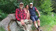 Marc Marshall (re.)hat noch nie eine Nacht im Wald verbracht. Jana Pallaske lebt mehrere Monate im Jahr im asiatischen Dschungel. Lust auf das Abenteuer mit Peter Wohlleben (li.) haben sie beide.
