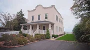 Die Autorin Vicky und der Professor Muhammad möchten an die Küste von New Jersey ziehen. Für 1,2 Millionen Dollar suchen sie einen kleinen Neubau mit großer Wohnküche - am liebsten direkt am Meer und mit Blick auf die New Yorker Skyline. Das Haus soll trotzdem genug Platz für Muhammads Mutter haben, die ihn und seine Brüder abwechselnd besuchen kommt. Ihre Maklerin zeigt den beiden zwei Neubauten und einen Altbau. Diese unerwartete Option lässt sie zwischen neuen Funktionen und altem Charme entscheiden.