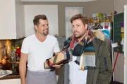 John (Felix von Jascheroff, r.) beneidet Leon (Daniel Fehlow) um seinen Weihnachtsbraten.