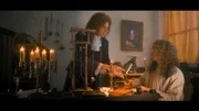 Der Holländer Christian Huygens (Vladimir Dimitrov, l.) wurde 1666 an das Pariser Observatorium berufen. Dort beschäftigte er sich mit der Mechanik von Uhren und nahm die Idee eines Pendels als Taktgeber von Galileo Galilei auf. Damit präzisierte er den Lauf der Uhren auf 10 Sekunden Fehlzeit am Tag.