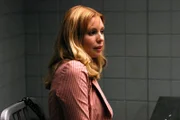 Olivia D'Abo (Nicole Wallace)