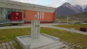 Die Lenin-Büste und die typische Architektur erinnern an die sowjetische Vergangenheit von Pyramiden.