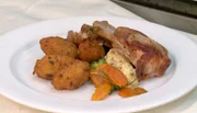 Spanferkelkarree mit Kräuterkartoffelnocken im Bräustüberl "Zur Kanne" in Weißenburg.