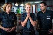 Claudia (Janette Rauch, l.) und Tarik (Serhat Cokgezen, r.) machen sich Sorgen um Franzis (Rhea Harder-Vennewald, M.) 8-jährige Tochter, die auf dem Nachhauseweg von der Schule spurlos verschwunden ist. Auch Franzi ist nahe an einem Nervenzusammenbruch.