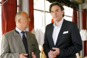 Hat Dr. Kurt Weller (Giulio Ricciarelli, r.) seinen Kollegen erschlagen, um auf den Chefarztposten zu rücken? Für Polizeichef Achtziger (Alexander Duda, l.) ein starkes Tatmotiv.