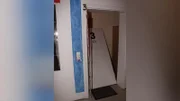 Die tote Sexarbeiterin arbeitete in einem Apartment. Die weiße Wohnungseingangstür wurde herausgebrochen und aus den Angeln gerissen.