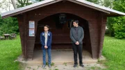 Luk Dorn (Milan Christopher Lutter, l.), ein Schüler im autistischen Spektrum, ist erschüttert über den Tod von Natalie Amstedt. Er hat die Meeresbiologin bei einem Jugend-Forscht-Wettbewerb kennengelernt und scheint mehr über den Mord zu wissen, als er zugibt. Kann Rico Sander (Benjamin Strecker, r.) den Jungen zum Sprechen bewegen?
