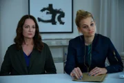 Jana (Natalia Wörner, l.) und Alwa (Lisa Werlinder, r.) befragen Dr. Gundlach (Hary Prinz). Sie stellen seine fachliche Kompetenz in Frage.