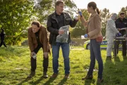Die Kriminalkommissare Drechshage (Stefan Haschke, l.) und Overbeck (Roland Jankowsky, M.) sichern zusammen mit Isabel Wolfangel (Sarah Alles-Shahkarami, r.) Spuren am Fundort einer Leiche. Ein toter Mann wurde im See gefunden, die Todesumstände sind unklar.