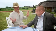 Richter Hagen (Klaus Peeck, l.) verhandelt mehrere Klagen gegen Damerow. Jan Reuter (Udo Kroschwald, r.) ermittelt.