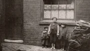 Kinder, die im Elend der Arbeiter leben schließen sich als Jugendliche den Peaky Blinders an.