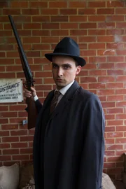 Der Beamte Eliot Ness heftet sich an Capones Fersen und versucht, den Gangster zu Fall zu bringen.