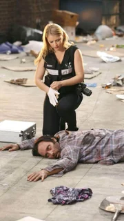 In einer Gasse wurde der obdachlose Jeremy Sikes (Eric Frentzel) aufgefunden - offensichtlich ermordet. Morgan Brody (Elisabeth Harnois) muss den Fall zusammen mit den Kollegen der Tagschicht bearbeiten und macht sich an die Spurensicherung.