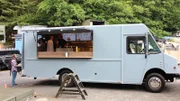 Ein alter Lastwagen wird zum Imbisswagen