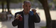Physiker Dragan Hajdukovic erklärt die Gravitationstheorie mithilfe von Äpfeln.