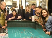 Alba (Carla Jimenez, l.) ist im Spielrausch und macht das große Geld. Auch Mickey (Kaitlin Olson, r.) kann nicht glauben, wie viel Glück ihre Freundin doch zu haben scheint ...