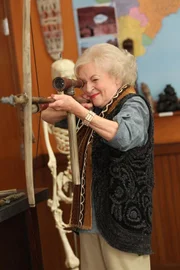 Im zweiten Semester wird der Grundkurs in Anthropologie von der etwas zerstreuten Professorin June Bauer (Betty White) geleitet ...