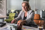 Christa Gruber (Anja Klawun), die Schwester der ermordeten Barbara Gruber, nimmt die Geldbündel vom Schreibtisch von Volkjer Haas.