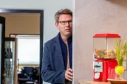Der Vater von Tennisspielerin Silke, Manfred Bachler (Florian Eisner), ist verärgert über die frühesten Erkenntnisse seiner Tochter. Welche Rolle spielt er bei ihrer Tenniskarriere und wie steht er zu ihrer Affäre mit dem Mordopfer?