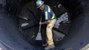 Mike Rowe posiert in einem Brennofen auf der Biochar Now 18.