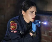 Rettungssanitäterin Bailey Nune (Jenna Dewan) prüft die Pupillenreaktion der verletzten Person, indem sie ihr in die Augen leuchtet.