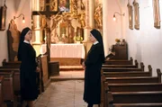 Mutter Oberin Theodora (Nina Hoger) erzählt Schwester Hanna (Janina Hartwig) die Wahrheit über Gloria/Schwester Sina.
