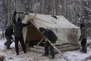 In der eisigen Wildnis Alaskas müssen sie ohne fremde Hilfe um ihr Überleben kämpfen und sich selbst ihren Weg zurück in die Zivilisation bahnen.