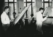Hitler setzt auf Erfindungen der Wissenschaft, um die Niederlage noch abzuwenden. Vergebens.