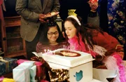 Rorys (Alexis Bledel, r.) Geburtstag steht kurz bevor und Chaos ist vorprogrammiert. Wird es Lane (Keiko Agena, l.) und Rorys restlichen Freunden gelingen, für sie die perfekte Feier zu organisieren?