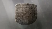 Bei der Ausgrabung der untergegangenen Stadt Knossos entdecken die Archäologen Tontafelfragmente, versehen mit geheimnisvollen Symbolen.