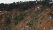 Die Stollen im Berg werden notdürftig mit Planen abgedeckt. Erdrutsche sind eine ständige Gefahr.