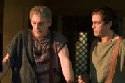 Gerade als Quintus Batiatus (John Hannah, r.) dabei ist, sich in höchsten gesellschaftlichen Kreisen zu etablieren, kehrt sein Vater, Titus Batiatus (Jeffrey Thomas, l.), zurück und übernimmt wieder die Kontrolle über den Ludus ...