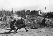 Was vor 80 Jahren mit der Kapitulation der 6. Armee endete, war einer der großen Wendepunkte des Zweiten Weltkrieges. Die langen Schatten der Schlacht von Stalingrad reichen bis in die Gegenwart. "ZDF-History" geht auf Spurensuche.